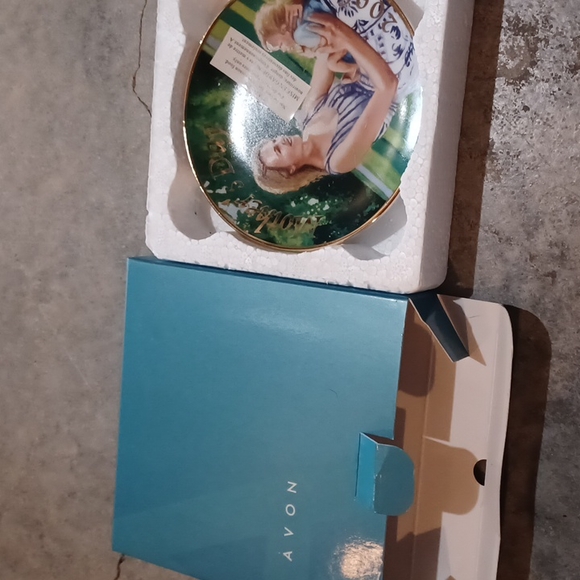 New Avon 2006 Mother's Day plate mother and child - Picture 2 of 4